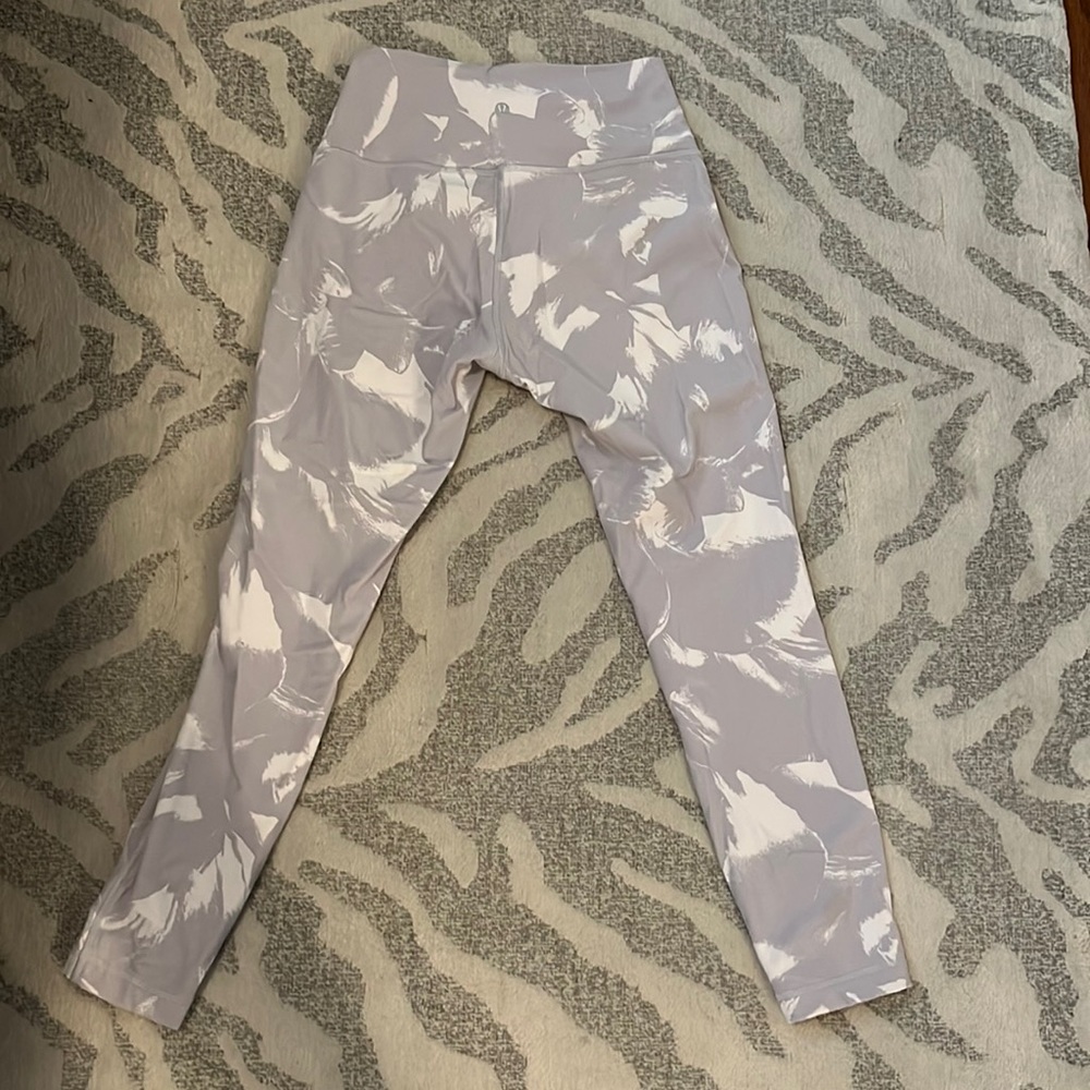 Lululemon WunderUnder leggings size 6 grey white pattern excellent condition $98